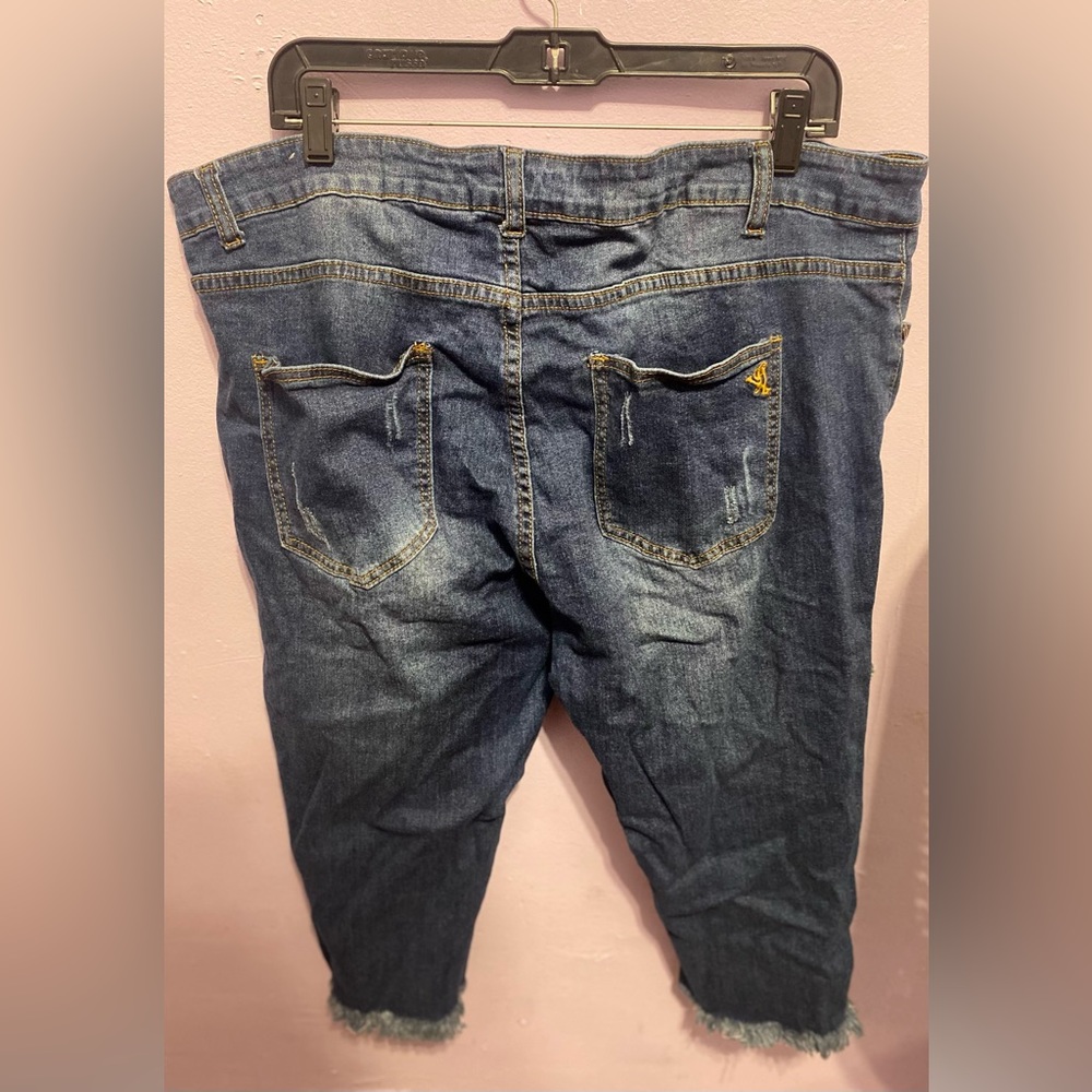 Capri Ripped Jeans - Picture 5 of 7
